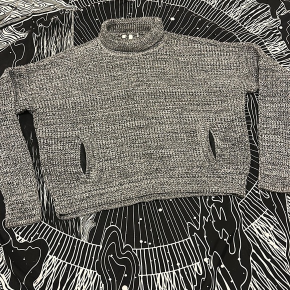 Victoria’s Secret Chic Thick Cropped Grey Knit Turtleneck Pullover Sweater Sz L - Picture 3 of 10